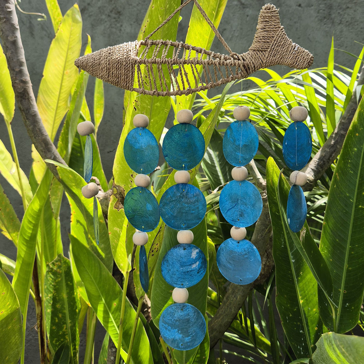 Campanella a vento con pesce in legno e conchiglie capiz blu
