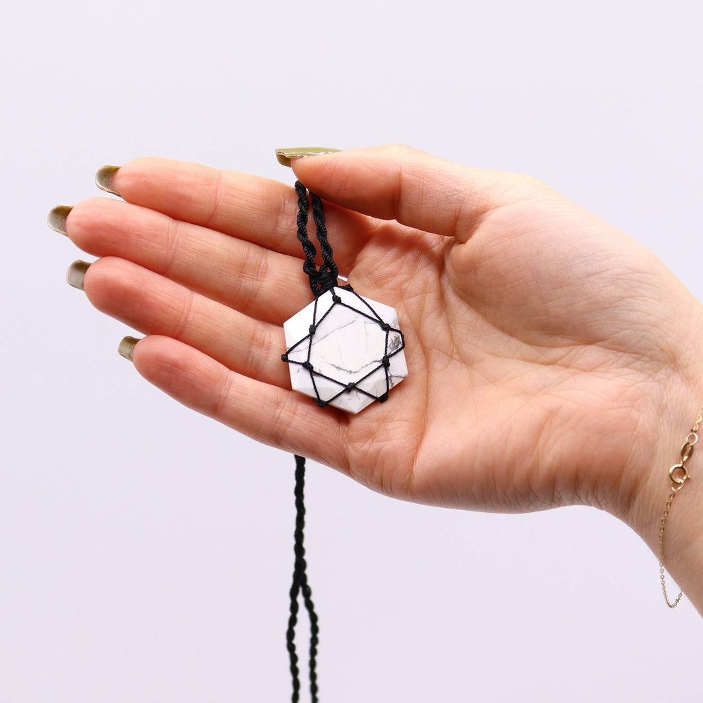 Ciondolo Esagonale con Gemma Intrecciata - Howlite Bianca