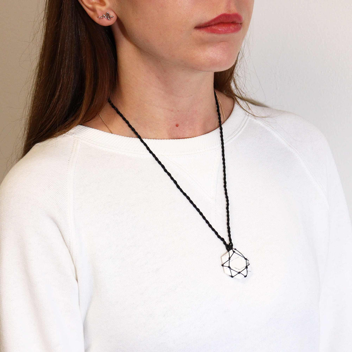 Ciondolo Esagonale con Gemma Intrecciata - Howlite Bianca