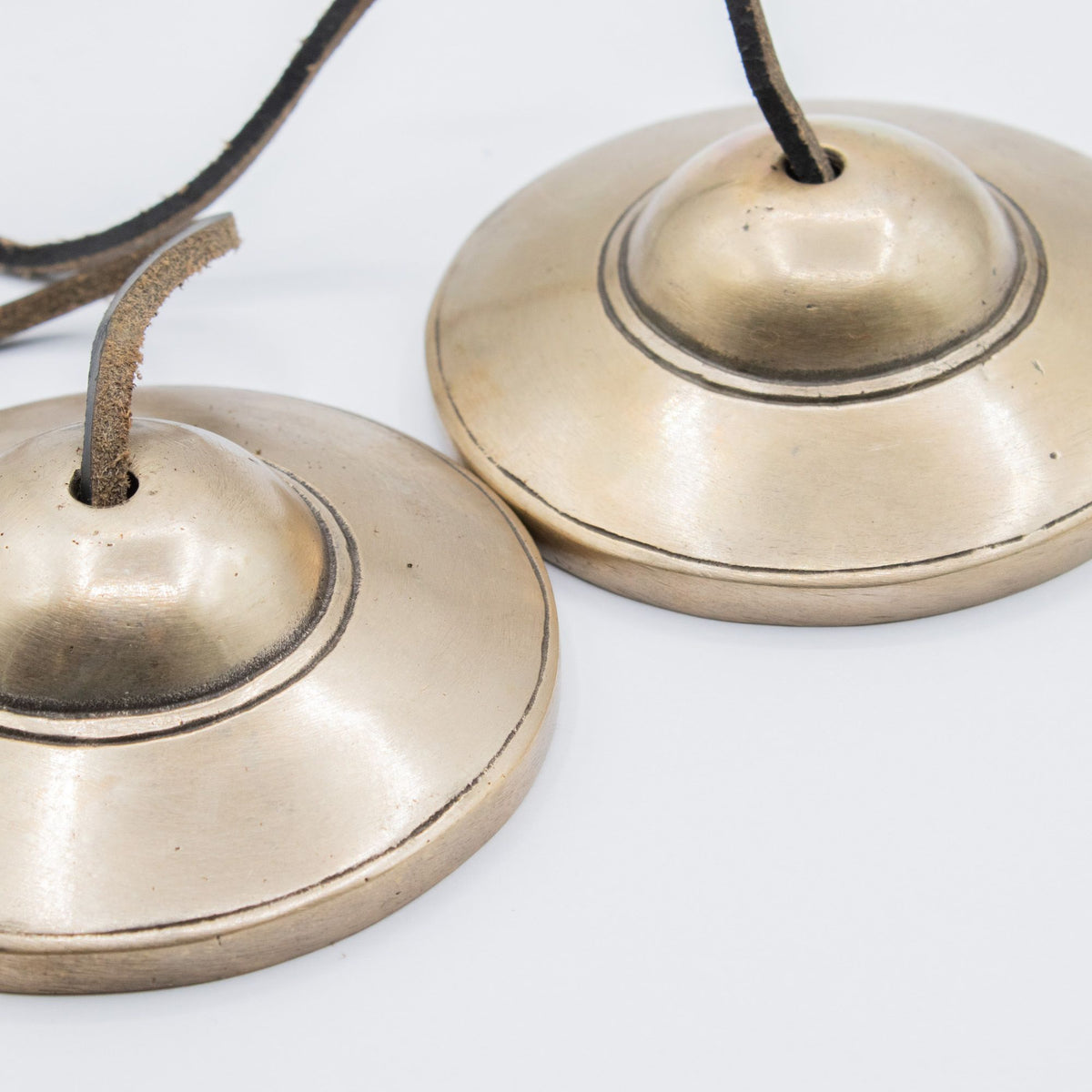 Tingsha tibetani in ottone – Modello tradizionale liscio, circa 7,5 cm