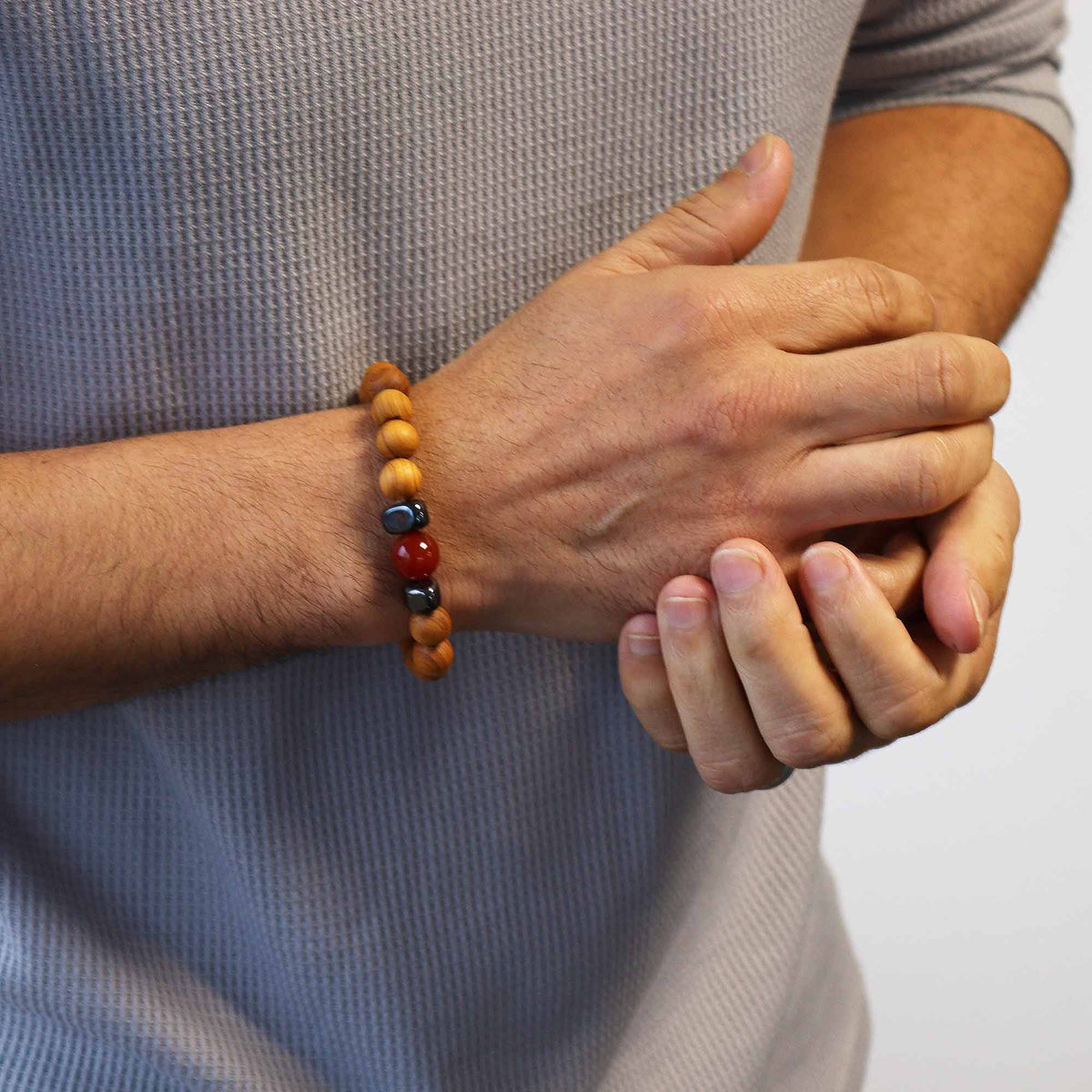 Bangle Chakra Radice in Cedro con Diaspro Rosso