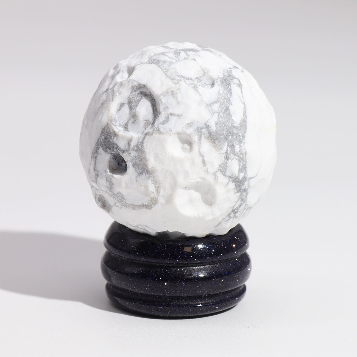 Pianeta in Howlite Bianca su Base in Goldstone Solare - 40mm (base 30x15mm)