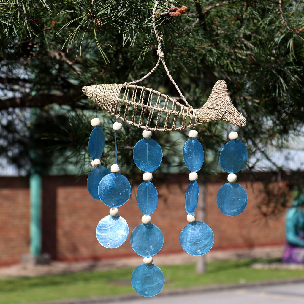 Campanella a vento con pesce in legno e conchiglie capiz blu