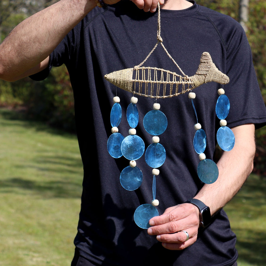 Campanella a vento con pesce in legno e conchiglie capiz blu