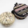 Happy Drum dal registro medio-basso – Atlante, 14 × 7 cm