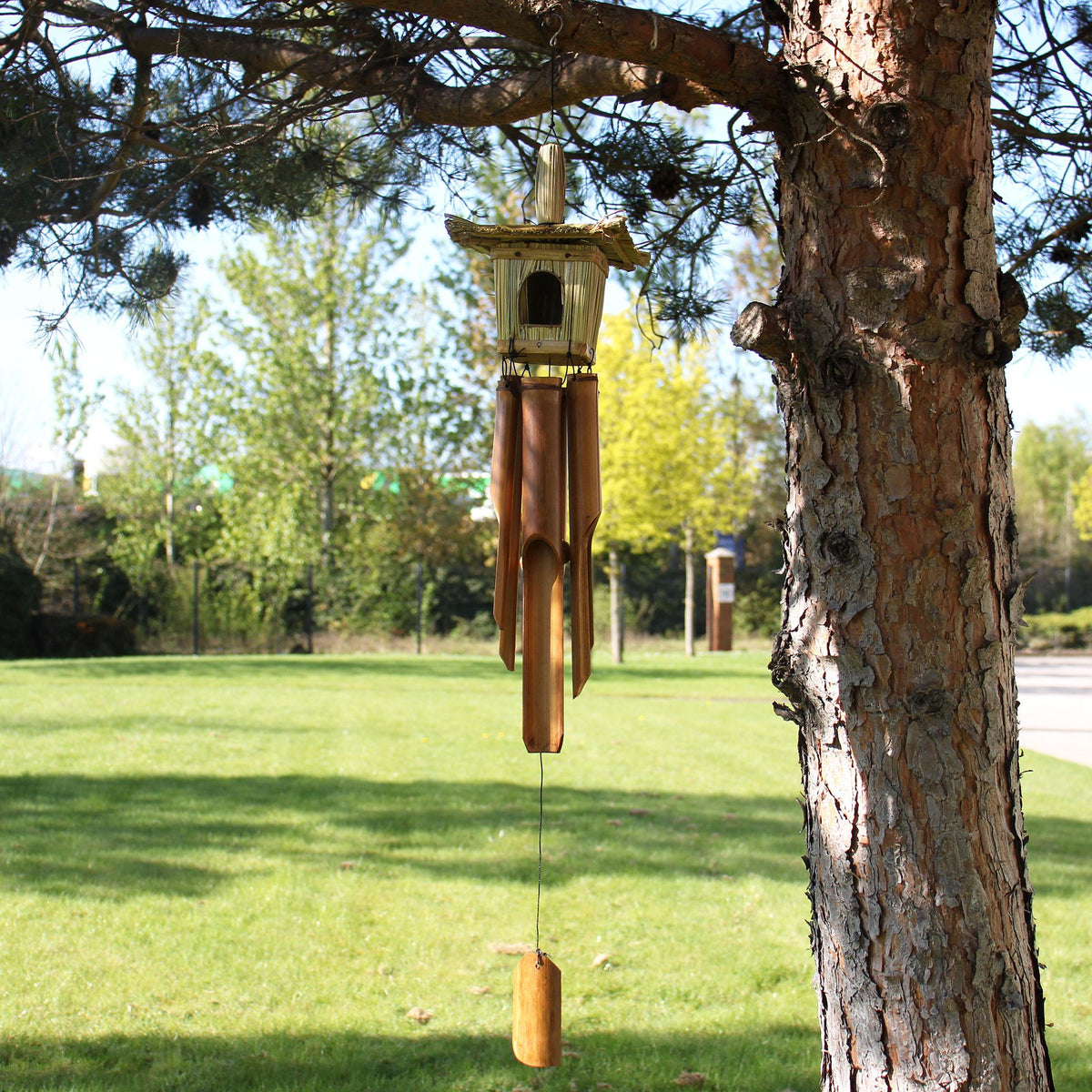 Casetta per Uccelli Quadrata in Erba Marina con Campanelli - 49x15cm