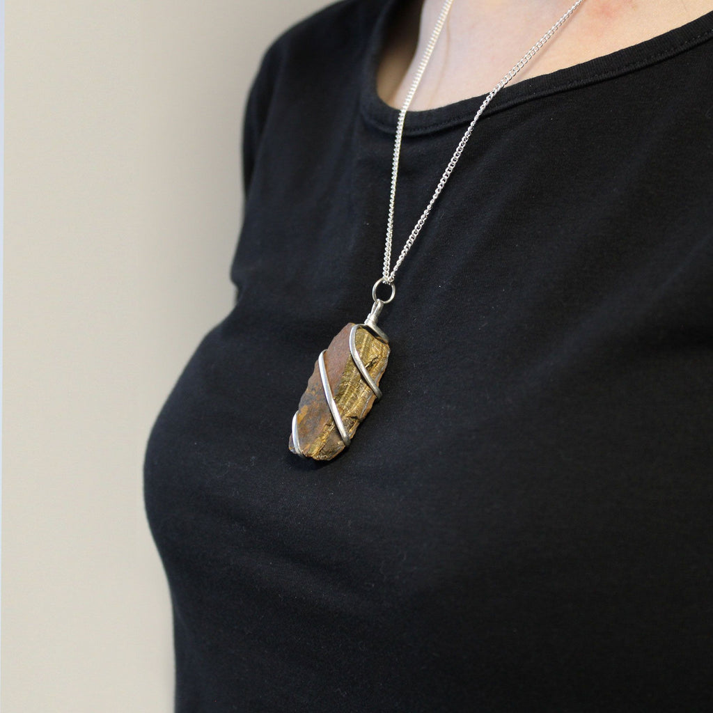 Collana con Pietra Preziosa Grezza Avvolta a Cascata - Occhio di Tigre