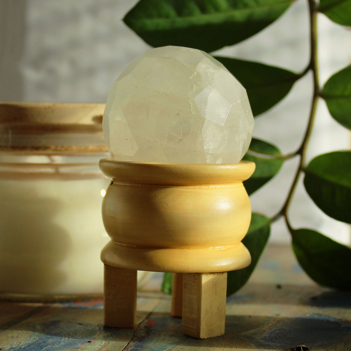 Sfera Sfaccettata in Quarzo Ialino con Supporto in Legno - 5 cm